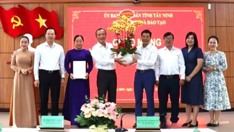 Phó Bí thư Thường trực Tỉnh ủy, Chủ tịch HĐND tỉnh Nguyễn Mạnh Hùng thăm, chúc mừng Ngày Nhà giáo Việt Nam