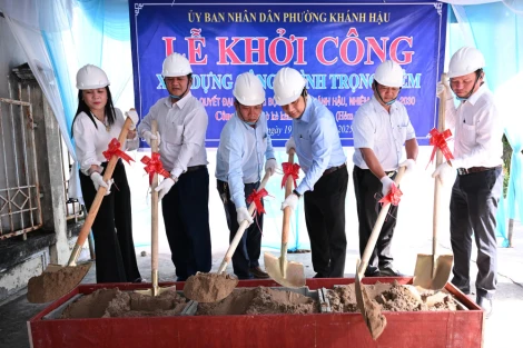Phường Khánh Hậu khởi công công trình trọng điểm bờ kè kênh Chiến Lược