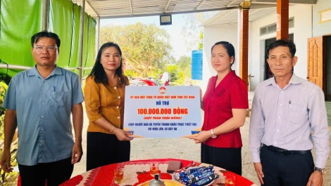 Thăm, hỗ trợ các hộ dân bị thiệt hại do mưa, lũ tại xã Tuyên Thạnh