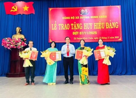 Xã Dương Minh Châu: Trao Huy hiệu Đảng đợt 07/11
