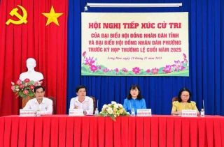 Phó Chủ tịch Thường trực HĐND tỉnh Nguyễn Đài Thy tiếp xúc cử tri phường Long Hoa
