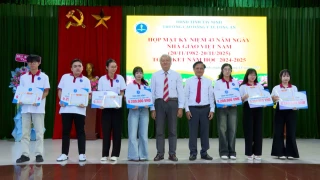 Trường Cao đẳng Y tế Long An: Họp mặt kỷ niệm 43 năm Ngày Nhà giáo Việt Nam, tổng kết năm học 2024-2025