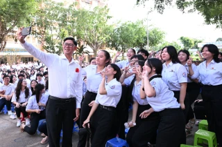 Trường THPT Chuyên Trần Văn Giàu kỷ niệm 43 năm ngày Nhà giáo Việt Nam