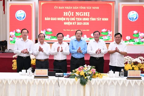 Bàn giao nhiệm vụ Chủ tịch UBND tỉnh Tây Ninh nhiệm kỳ 2021-2026
