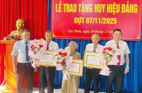 Đảng bộ xã Lộc Ninh trao Huy hiệu Đảng đợt 07/11