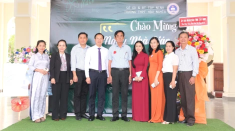 Phó Chủ tịch UBND tỉnh Đoàn Trung Kiên thăm, chúc mừng Ngày Nhà giáo Việt Nam tại Trường THPT Hậu Nghĩa