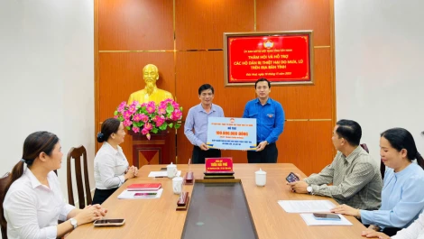 Thăm, hỗ trợ người dân bị thiệt hại do mưa, lũ tại xã Đức Huệ