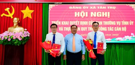 Xã Tân Trụ công bố các quyết định về công tác cán bộ