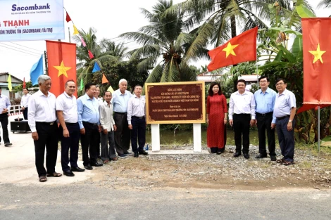 Nguyên Chủ tịch nước Trương Tấn Sang dự lễ mừng công 2 cầu giao thông nông thôn tại xã An Lục Long