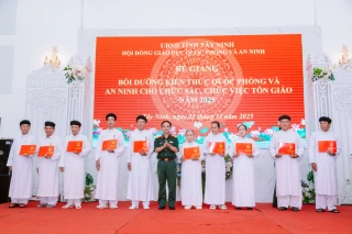 Bế mạc lớp bồi dưỡng kiến thức quốc phòng, an ninh cho chức sắc, chức việc tôn giáo