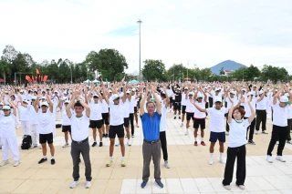 Hơn 1.200 người tham gia chương trình Toàn dân tập luyện thể dục thể thao