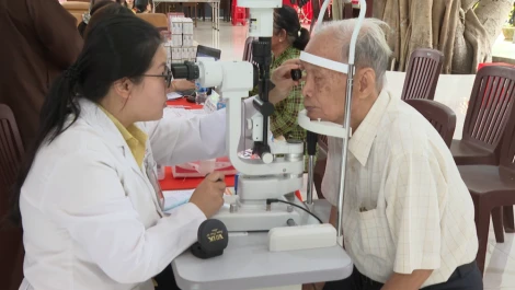 Hơn 200 người dân được khám mắt miễn phí