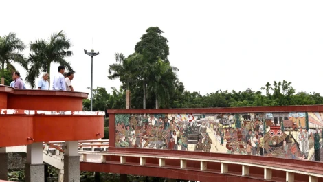 Phục hồi tấm tranh hoành tráng tại Khu công viên Tượng đài Long An