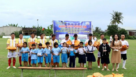 Xã Truông Mít: Giao lưu bóng đá và trao học bổng, quà cho học sinh nghèo