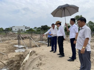 Nguyên Chủ tịch nước Trương Tấn Sang khảo sát tiến độ xây dựng Trường THCS Võ Văn Tần