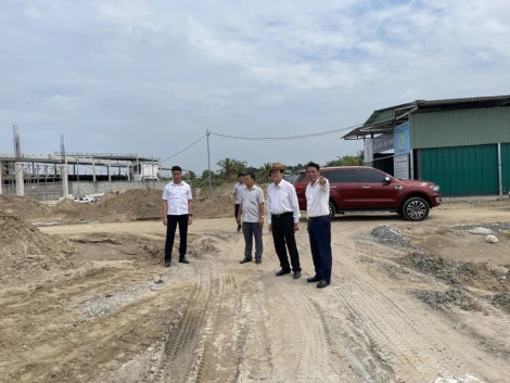 Nguyên Chủ tịch nước Trương Tấn Sang khảo sát tiến độ xây dựng Trường THCS Võ Văn Tần