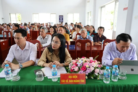 Tiếp tục hoạt động tiếp xúc cử tri trước kỳ họp thường lệ cuối năm 2025, chiều 24/11, Tổ đại biểu số 15 HĐND tỉnh Tây Ninh, gồm Phó Trưởng ban Tổ chức Tỉnh ủy Nguyễn Dương Phong Linh, Phó Chủ tịch UBND xã Tầm Vu Nguyễn Thị Bích Tuyền, Chủ tịch Hiệp hội Thanh long tỉnh Nguyễn Quốc Trịnh, có buổi tiếp xúc cử tri xã Vĩnh Công.