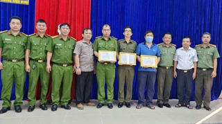 Thăm hỏi, động viên cán bộ, chiến sĩ bị thương khi thực hiện nhiệm vụ