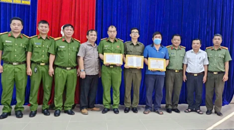 Thăm hỏi, động viên cán bộ, chiến sĩ bị thương khi thực hiện nhiệm vụ