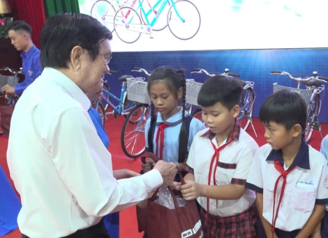 Trao học bổng chương trình 'gieo mầm tri thức' năm 2025 tại xã Hậu Nghĩa