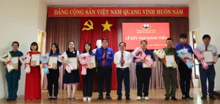 Đảng ủy xã Bến Lức kết nạp 9 đảng viên mới tại Khu lưu niệm Luật sư Nguyễn Hữu Thọ