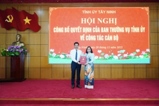 Tỉnh ủy Tây Ninh công bố quyết định về công tác cán bộ và trao Huy hiệu Đảng