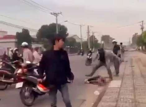 Nam thanh niên bị nhóm người đánh giữa đường trong khu công nghiệp