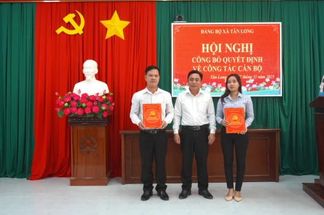 Xã Tân Long: Công bố quyết định về công tác cán bộ