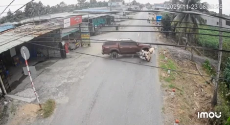 Xác minh tài xế ô tô bán tải chống đối, húc xe Cảnh sát giao thông