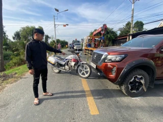 Tây Ninh: Tạm giữ thanh niên điều khiển xe ô tô dùng biển kiểm soát giả tông xe mô tô đặc chủng