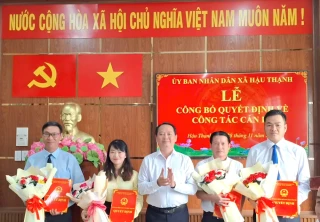 Xã Hậu Thạnh trao quyết định về công tác cán bộ