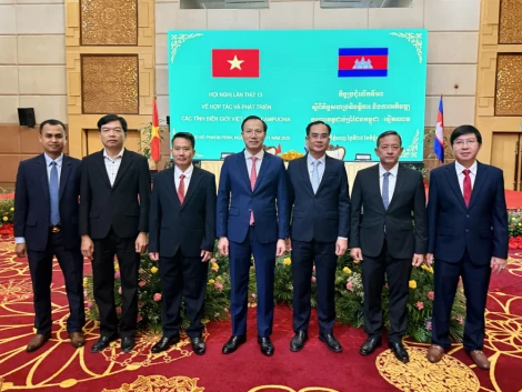 Trong 2 ngày 28 và 29/11, Đoàn công tác của tỉnh Tây Ninh do Ủy viên Ban Thường vụ Tỉnh ủy, Phó Chủ tịch UBND tỉnh Đoàn Trung Kiên làm Trưởng đoàn tham dự Hội nghị hợp tác và phát triển các tỉnh biên giới Việt Nam - Campuchia lần thứ 13 tại Thủ đô Phnom Penh, Vương quốc Campuchia.