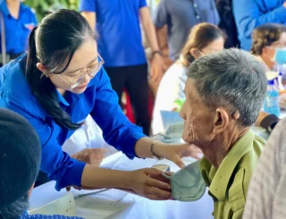 Khám bệnh, cấp thuốc miễn phí cho người dân xã Mỹ Quý