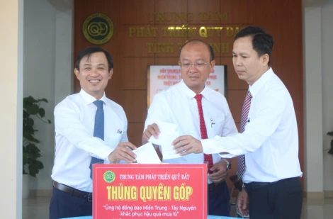 Trung tâm Phát triển quỹ đất tỉnh Tây Ninh quyên góp ủng hộ đồng bào khắc phục hậu quả mưa, lũ