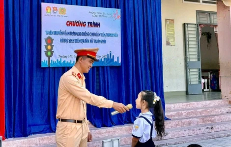 Tuyên truyền an toàn giao thông cho học sinh xã Truông Mít