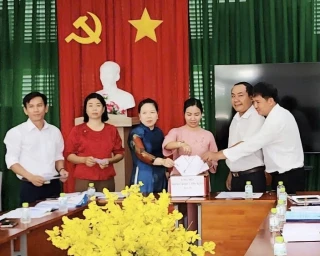 Người dân phường Long Hoa ủng hộ hàng hóa khắc phục thiệt hại do mưa lũ gây ra