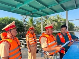 Nỗ lực giữ bình yên trên tuyến sông