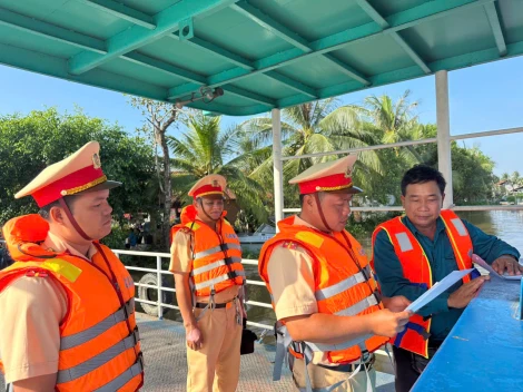 Nỗ lực giữ bình yên trên tuyến sông