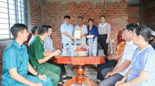 Xã Bình Hòa trao tiền hỗ trợ ổn định dân cư vùng biên