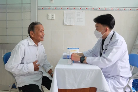 Quân khu 7 tổ chức khám bệnh, cấp thuốc miễn phí cho 400 người dân trên địa bàn tỉnh Tây Ninh