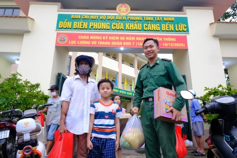 Hướng tới kỷ niệm 80 năm Ngày truyền thống lực lượng vũ trang Quân khu 7 (10/12/1945 - 10/12/2025), chiều 03/12, Đồn Biên phòng Cửa khẩu Cảng Bến Lức, Ban Chỉ huy Bộ đội Biên phòng tỉnh Tây Ninh phối hợp Ban Chỉ huy Phòng thủ khu vực 1 - Bến Lức tổ chức trao quà cho học sinh và người dân có hoàn cảnh khó khăn trên địa bàn đơn vị đóng quân.