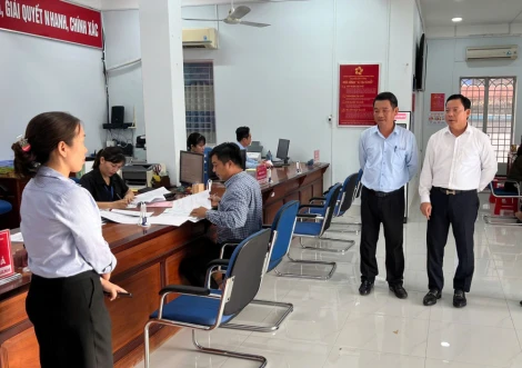 Phó Chủ tịch UBND tỉnh Phạm Tấn Hòa kiểm tra tại Trung tâm Phục vụ hành chính công phường Kiến Tường