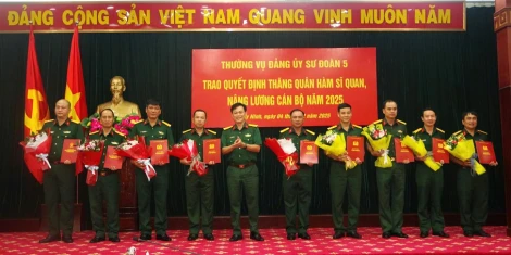 Sư đoàn 5 trao quyết định thăng quân hàm sĩ quan, nâng lương cán bộ