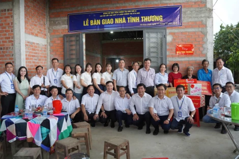 Trao tặng nhà tình thương cho hộ cận nghèo ở xã Đức Huệ