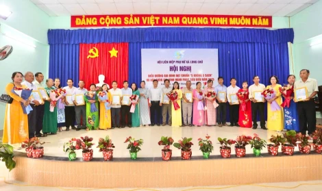 Xã Long Chữ: Biểu dương 24 gia đình đạt chuẩn '5 không, 3 sạch' và xây dựng gia đình hạnh phúc tiêu biểu năm 2025