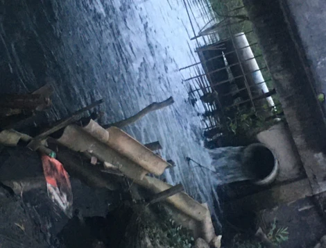 Xã Mỹ Yên: Nước kênh Mười Thế đen ngòm, bốc mùi hôi thối