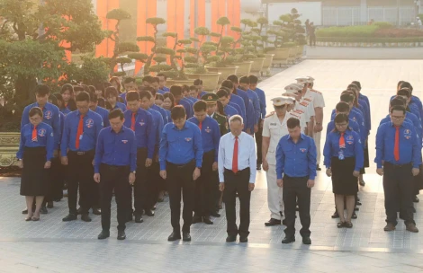 Đại biểu Đại hội Đoàn TNCS Hồ Chí Minh tỉnh Tây Ninh viếng Nghĩa trang liệt sĩ tỉnh