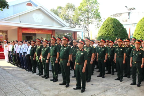 Bộ Tư lệnh Quân khu 7 dâng hương tại Bia truyền thống lực lượng vũ trang Quân khu 7