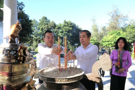 Sáng 06/12, Đoàn đại biểu tham gia Chương trình giao lưu gương điển hình tiêu biểu trong học tập và làm theo tư tưởng, đạo đức, phong cách Hồ Chí Minh khu vực phía Nam, do Ban Tuyên giáo và Dân vận Trung ương tổ chức, viếng Nghĩa trang liệt sĩ Đồi 82 (xã Tân Biên) và thắp hương tưởng niệm Chủ tịch Hồ Chí Minh tại Khu di tích Căn cứ Trung ương Cục miền Nam (xã Tân Lập, tỉnh Tây NInh).