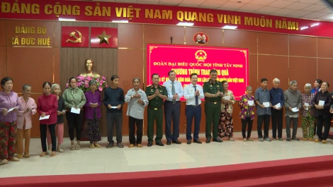 Đoàn ĐBQH tỉnh Tây Ninh tặng quà gia đình chính sách và trẻ em có hoàn cảnh khó khăn